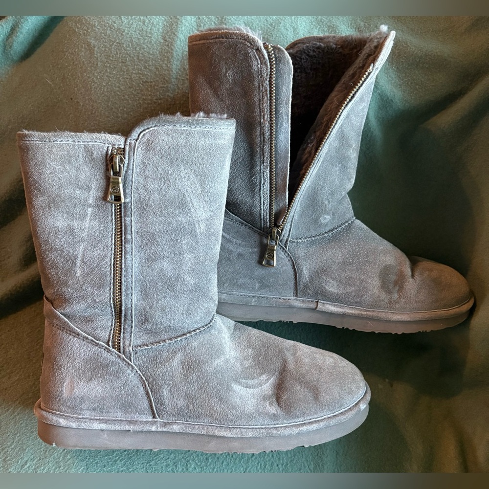 Gently Used Lamo Juniper, Size 10, Grey, Fur Lined Boot, Water Resistant